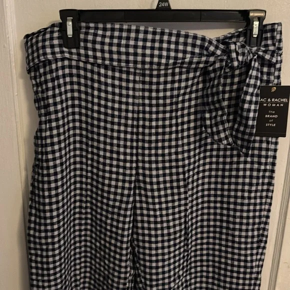 NWT Zac & Rachel crop pants size 1X. - Picture 2 of 6